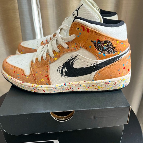 Air Jordan 1 Mid SE - Picture 1 of 8